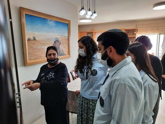 חניכי התנועה בבית משפחת אביטן // צילום: בני עקיבא